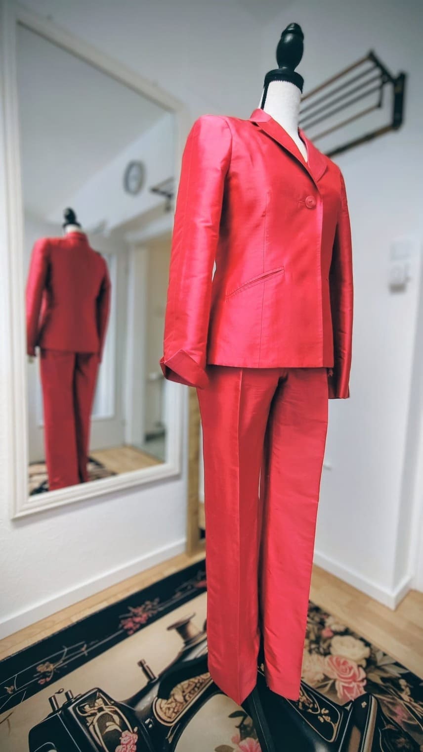 Damenanzug rot massanfertigung schneiderei egger
